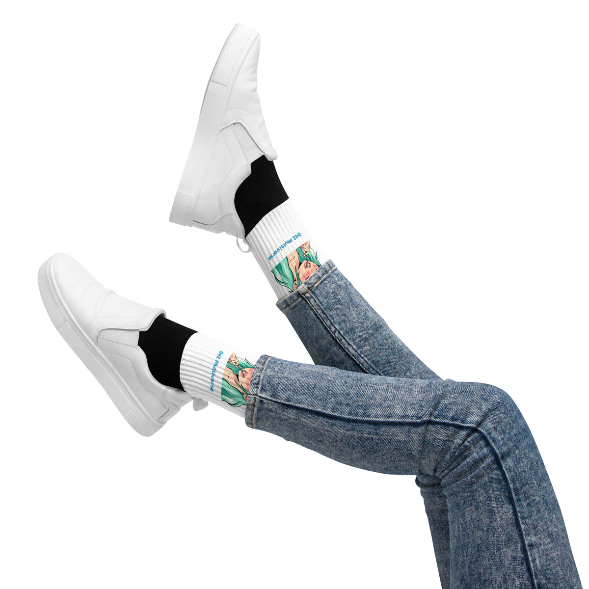 Weiße D42 Socken mit schwarzen Fußbereichen und farbigem Anime-Lolligirl-Motiv einer türkishaarigen Manga-Figur im Outfit