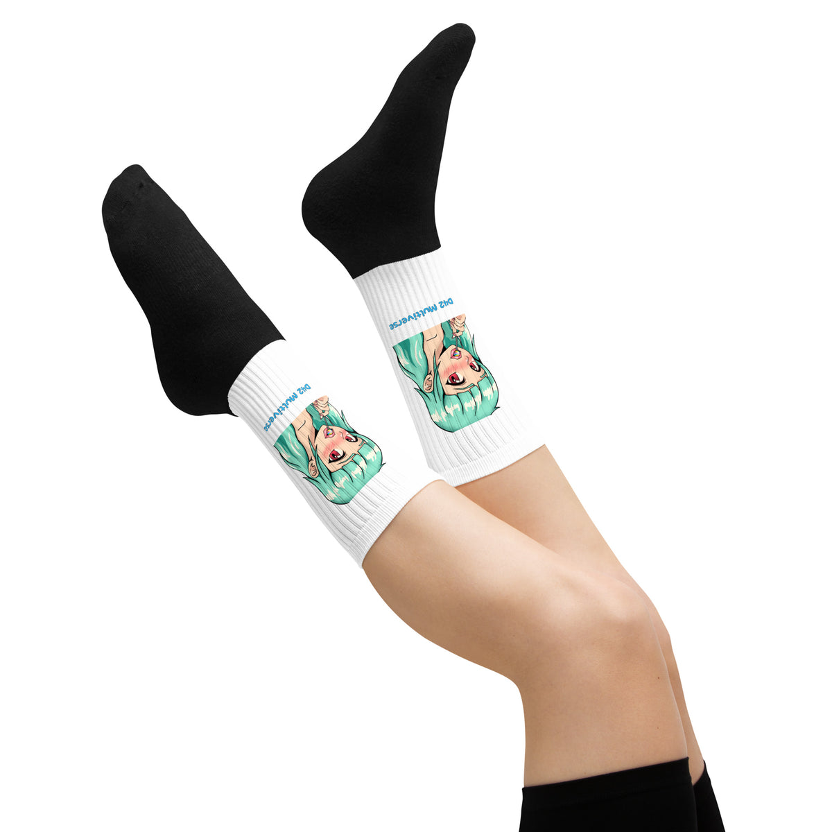 Weiße D42 Socken mit schwarzen Fußbereichen und farbigem Anime-Lolligirl-Motiv einer türkishaarigen Manga-Figur