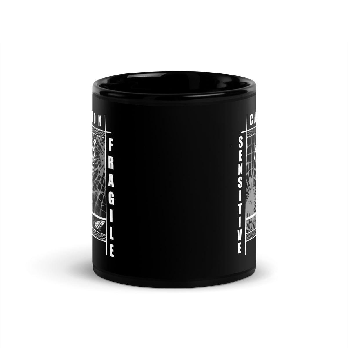 Schwarze D42 Tasse mit weißem „Handle with care“-Statement, zerbrochenem Glas sowie den Worten „Caution“, „Sensitive“ und „Fragile“ mitte