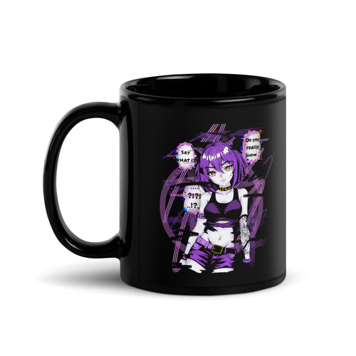 Schwarze D42 Tasse mit violettem Anime-Catgirl, Cyberpunk- und Glitch-Elementen sowie mehreren chaotischen Speech-Bubbles. Vorderseite