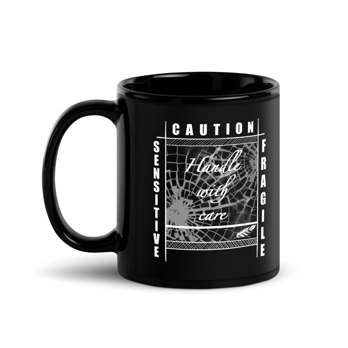 Schwarze D42 Tasse mit weißem „Handle with care“-Statement, zerbrochenem Glas sowie den Worten „Caution“, „Sensitive“ und „Fragile“  vorne