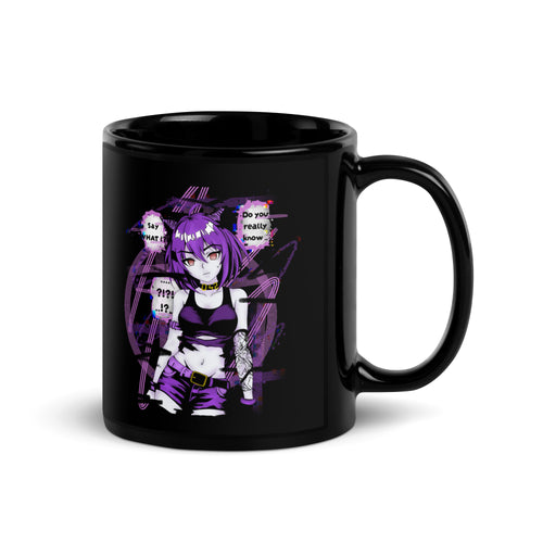 Schwarze D42 Tasse mit violettem Anime-Catgirl, Cyberpunk- und Glitch-Elementen sowie mehreren chaotischen Speech-Bubbles. Rückseite