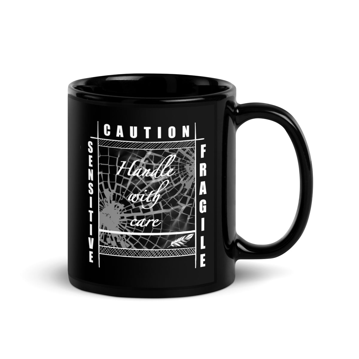 Schwarze D42 Tasse mit weißem „Handle with care“-Statement, zerbrochenem Glas sowie den Worten „Caution“, „Sensitive“ und „Fragile“ hinten