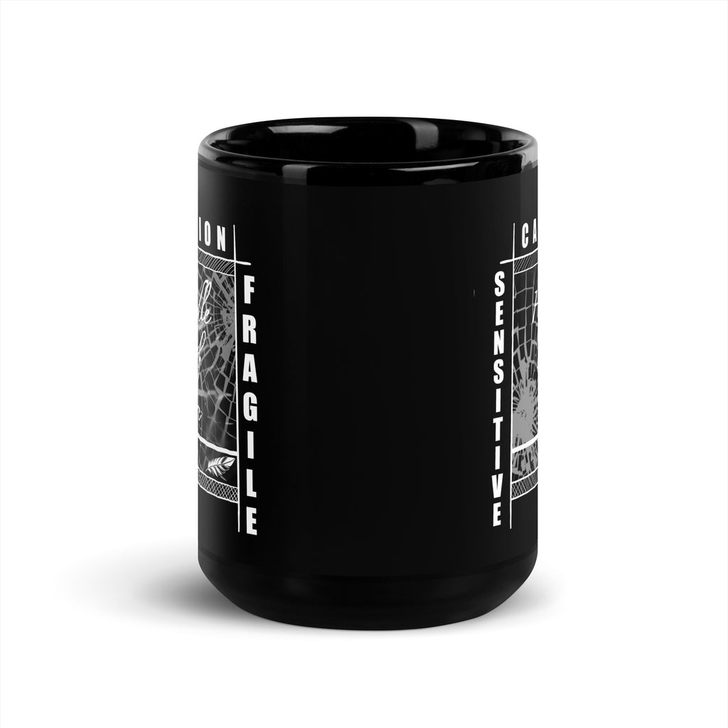 Schwarze D42 Tasse mit weißem „Handle with care“-Statement, zerbrochenem Glas sowie den Worten „Caution“, „Sensitive“ und „Fragile“ 15oz mitte