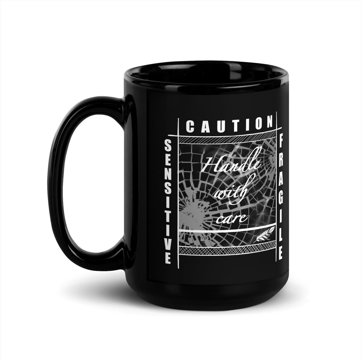 Schwarze D42 Tasse mit weißem „Handle with care“-Statement, zerbrochenem Glas sowie den Worten „Caution“, „Sensitive“ und „Fragile“ 15oz vorne