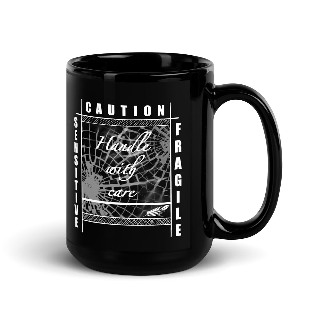 Schwarze D42 Tasse mit weißem „Handle with care“-Statement, zerbrochenem Glas sowie den Worten „Caution“, „Sensitive“ und „Fragile“ 15oz hinten