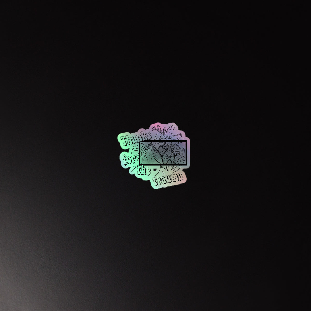 Holografischer D42 Sticker mit anatomischem Herz, „Thanks for the trauma“-Schriftzug und schillerndem Regenbogeneffekt 3x3