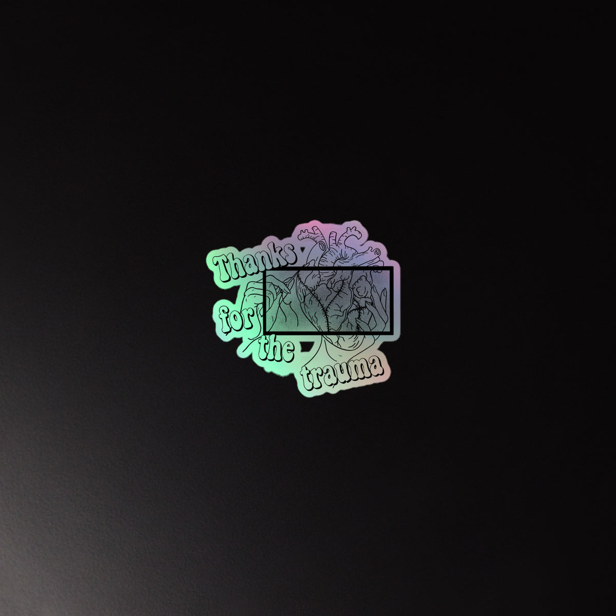 Holografischer D42 Sticker mit anatomischem Herz, „Thanks for the trauma“-Schriftzug und schillerndem Regenbogeneffekt 4x4