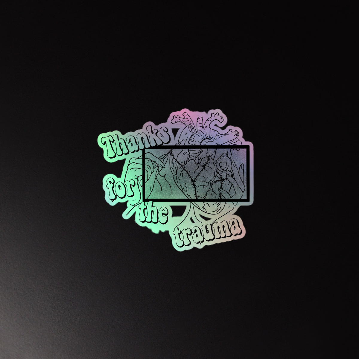 Holografischer D42 Sticker mit anatomischem Herz, „Thanks for the trauma“-Schriftzug und schillerndem Regenbogeneffekt 5.5x5.5