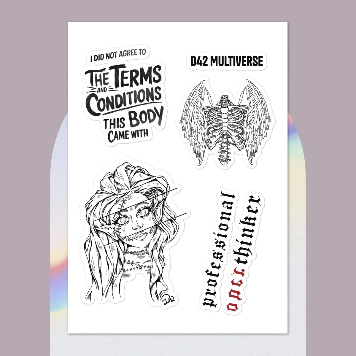 D42 Dark Thoughts Sticker Sheet mit vier schwarz-weißen Gothic-Stickern: geflügeltes Skelett, alternative Elfin-Illustration sowie Overthinking- und Body-Statements.
