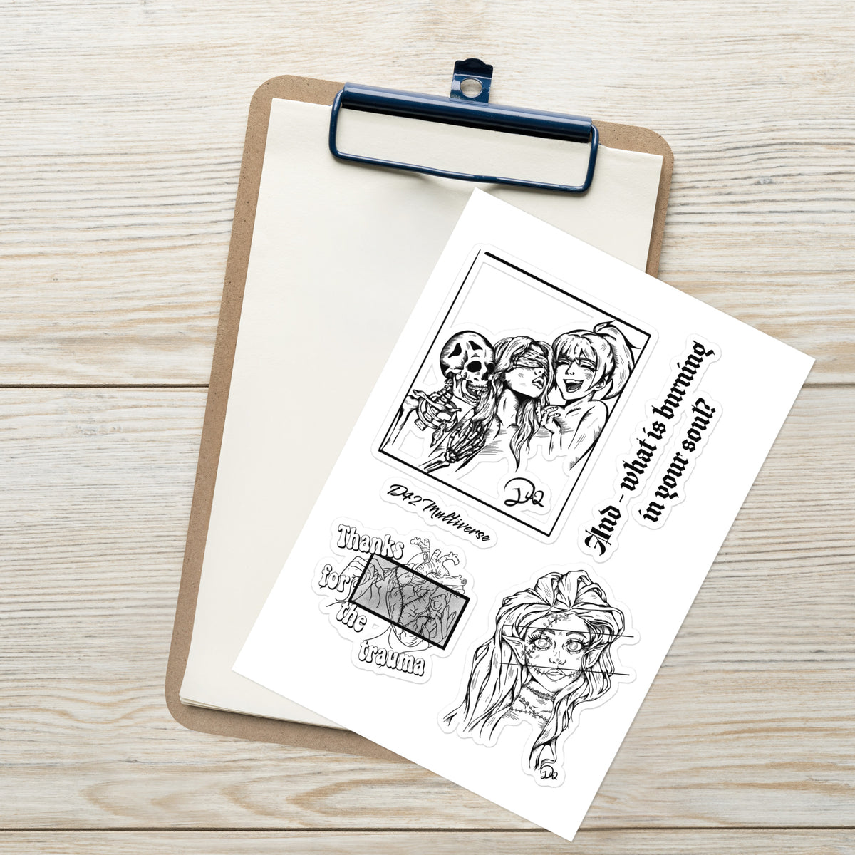 D42 Sticker Sheet mit vier schwarz-weißen Dark-Art-Motiven: drei Figuren mit Skelett, „Thanks for the Trauma“, Dark-Elv-Illustration und Statement-Schriftzug auf Klemmbrett