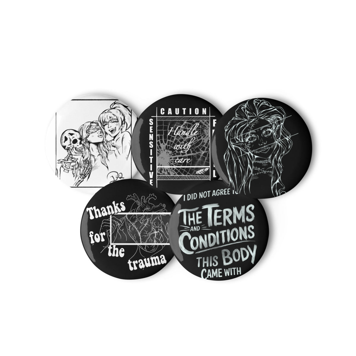 D42 Pin-Button-Set mit fünf schwarz-weißen Dark-Art-Designs, darunter Broken Elv, Thanks for the Trauma, Terms & Conditions und Sensitive – Handle with Care