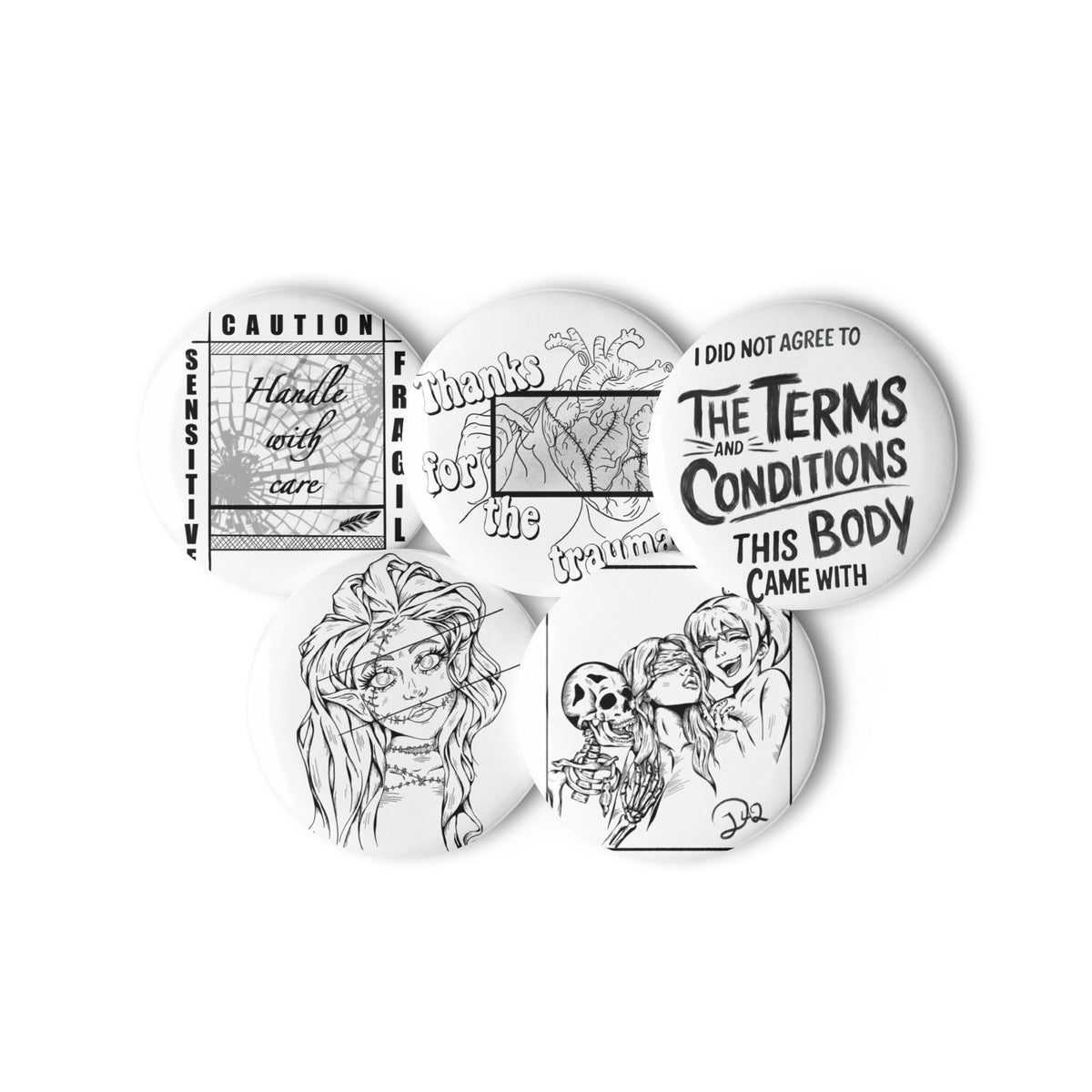 D42 Pin-Button-Set mit fünf weiß-schwarzen Dark-Art-Designs, darunter Broken Elv, Thanks for the Trauma, Terms & Conditions und Sensitive – Handle with Care untereinander