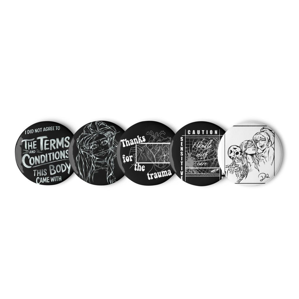 D42 Pin-Button-Set mit fünf schwarz-weißen Dark-Art-Designs, darunter Broken Elv, Thanks for the Trauma, Terms & Conditions und Sensitive – Handle with Carenebeneinander