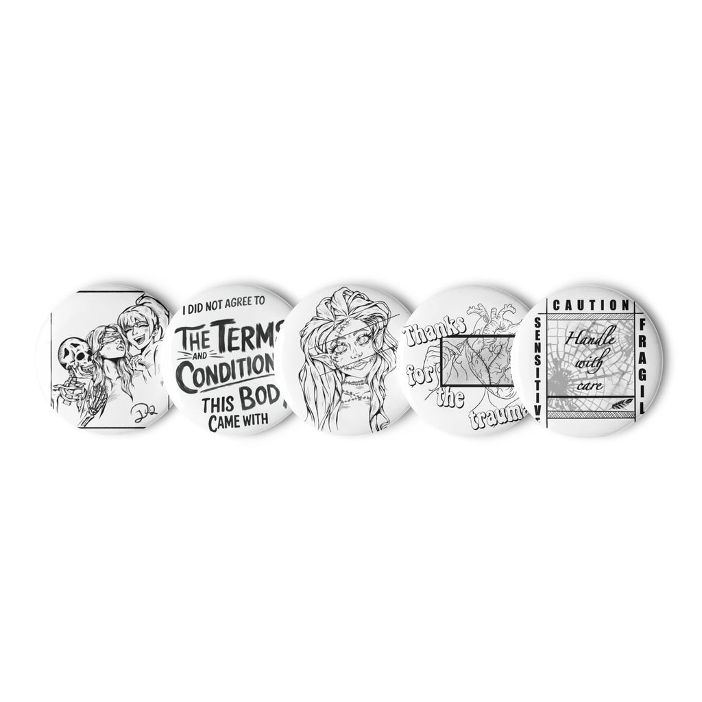 D42 Pin-Button-Set mit fünf weiß-schwarzen Dark-Art-Designs, darunter Broken Elv, Thanks for the Trauma, Terms & Conditions und Sensitive – Handle with Care