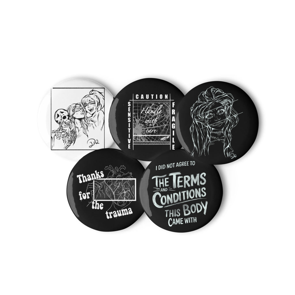 D42 Pin-Button-Set mit fünf schwarz-weißen Dark-Art-Designs, darunter Broken Elv, Thanks for the Trauma, Terms & Conditions und Sensitive – Handle with Care in groß