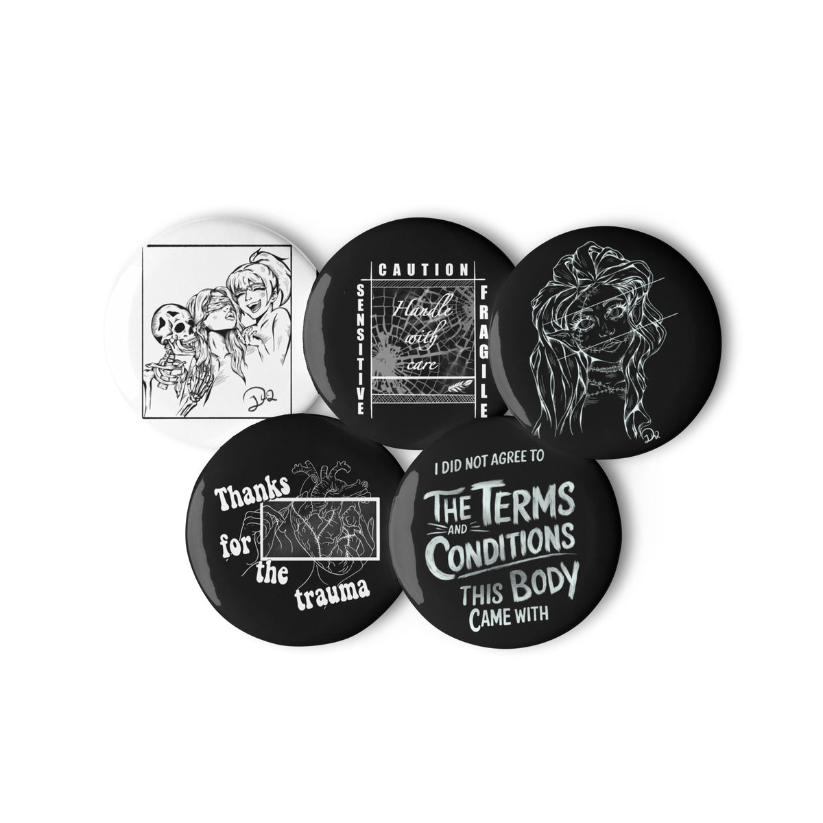 D42 Pin-Button-Set mit fünf schwarz-weißen Dark-Art-Designs, darunter Broken Elv, Thanks for the Trauma, Terms & Conditions und Sensitive – Handle with Care in groß