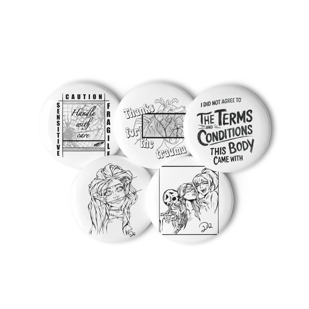 D42 Pin-Button-Set mit fünf weiß-schwarzen Dark-Art-Designs, darunter Broken Elv, Thanks for the Trauma, Terms & Conditions und Sensitive – Handle with Care in groß