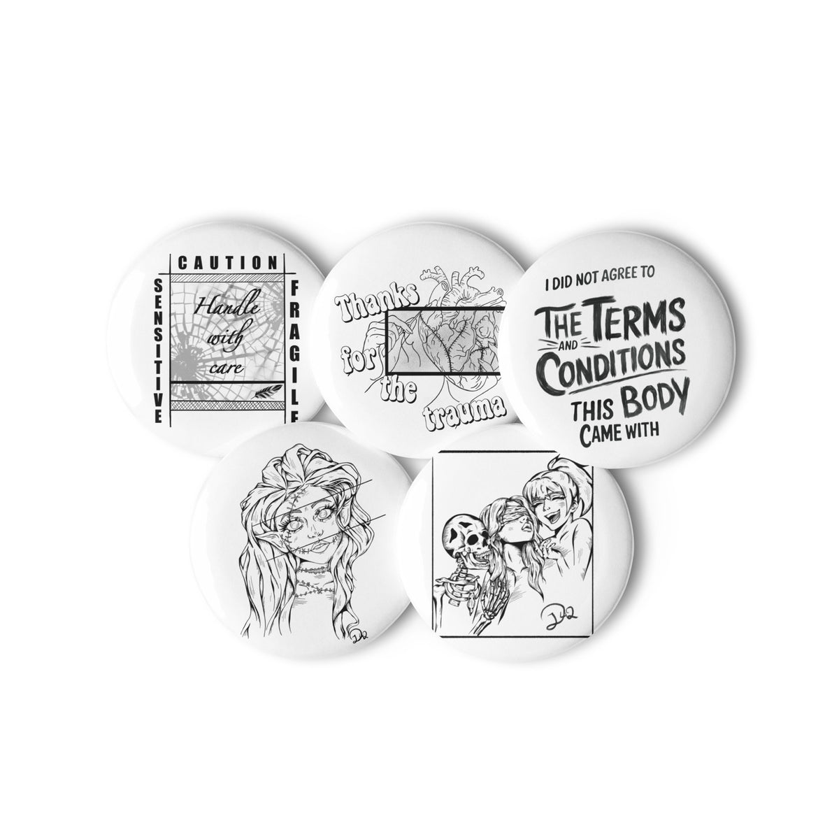 D42 Pin-Button-Set mit fünf weiß-schwarzen Dark-Art-Designs, darunter Broken Elv, Thanks for the Trauma, Terms & Conditions und Sensitive – Handle with Care in groß