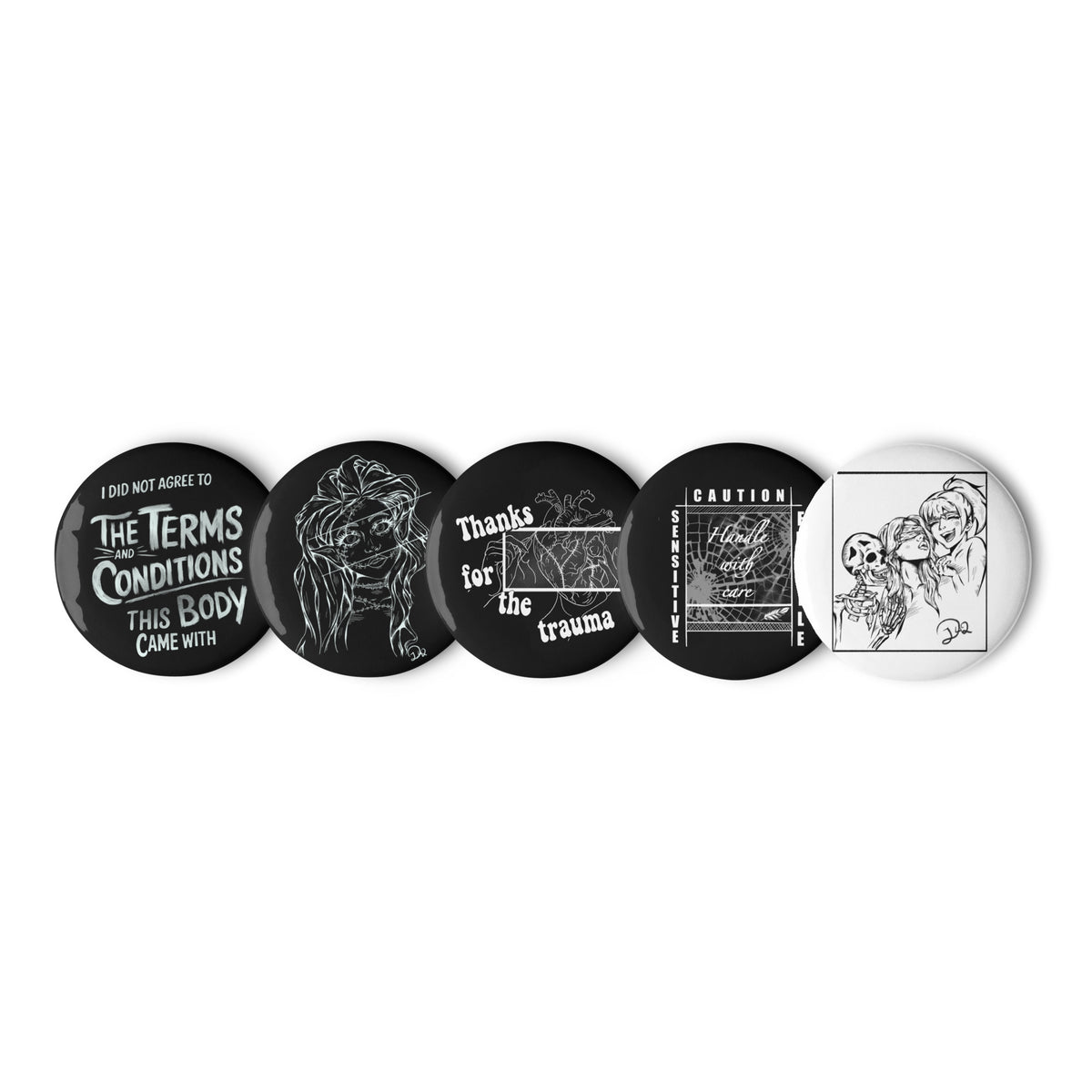 D42 Pin-Button-Set mit fünf schwarz-weißen Dark-Art-Designs, darunter Broken Elv, Thanks for the Trauma, Terms & Conditions und Sensitive – Handle with Care nebeneinander in groß