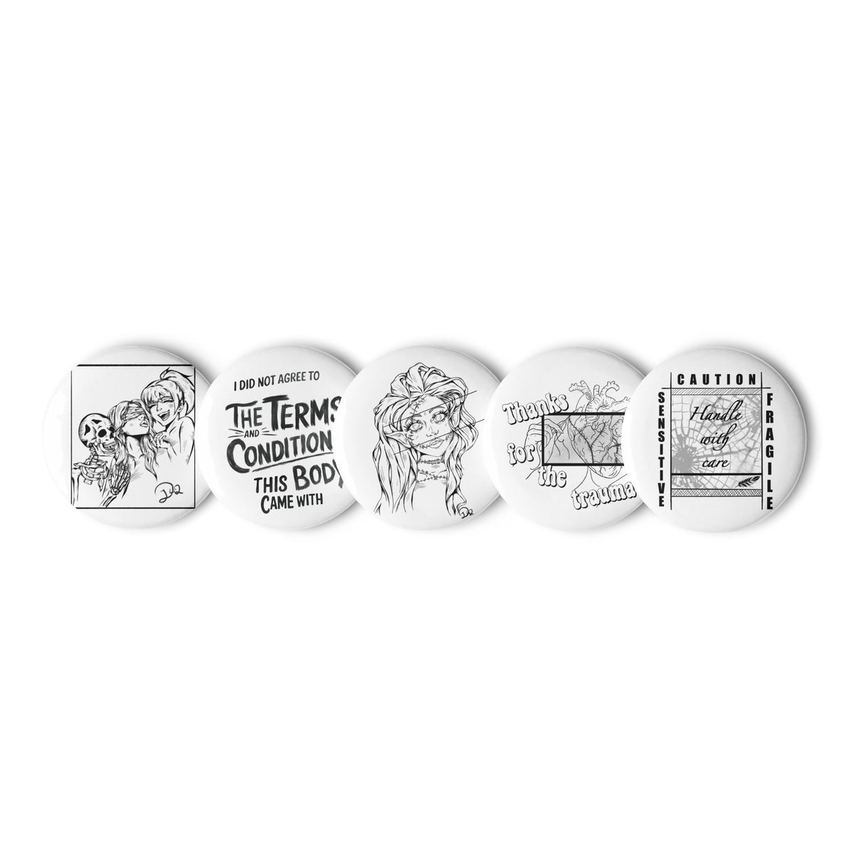 D42 Pin-Button-Set mit fünf weiß-schwarzen Dark-Art-Designs, darunter Broken Elv, Thanks for the Trauma, Terms & Conditions und Sensitive – Handle with Care nebeneinander in groß