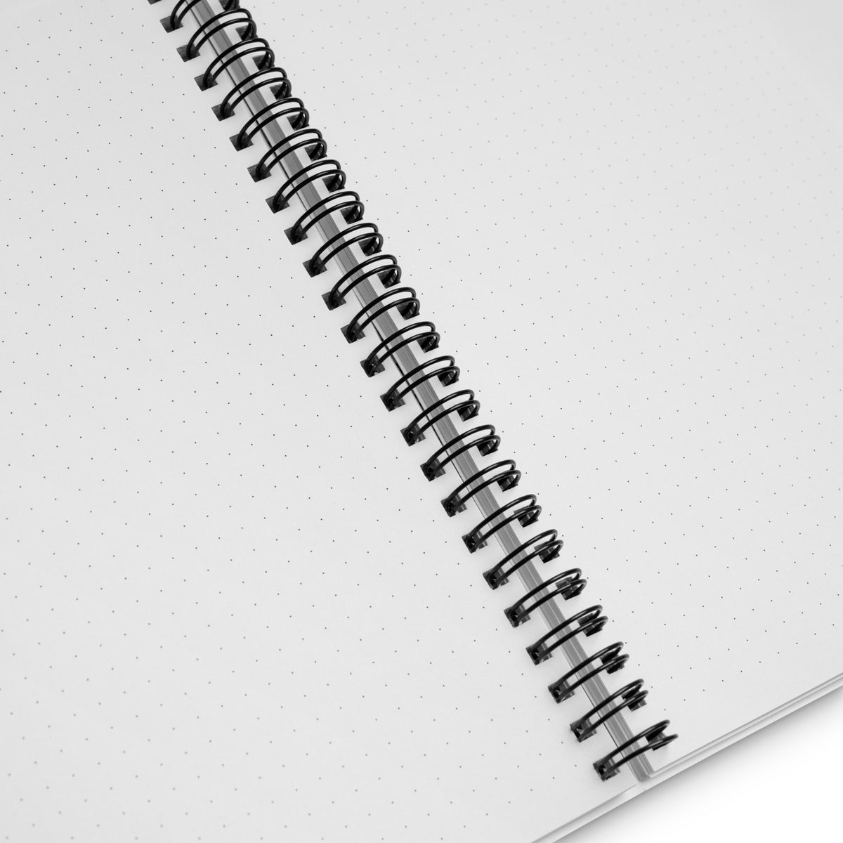 Weißes D42 Spiralnotizbuch mit Manga-inspirierter Illustration eines türkishaarigen Anime-Charakters und dem Schriftzug „Notebook of an anime NPC“ Nahaufnahme der dotted pages im Inneren
