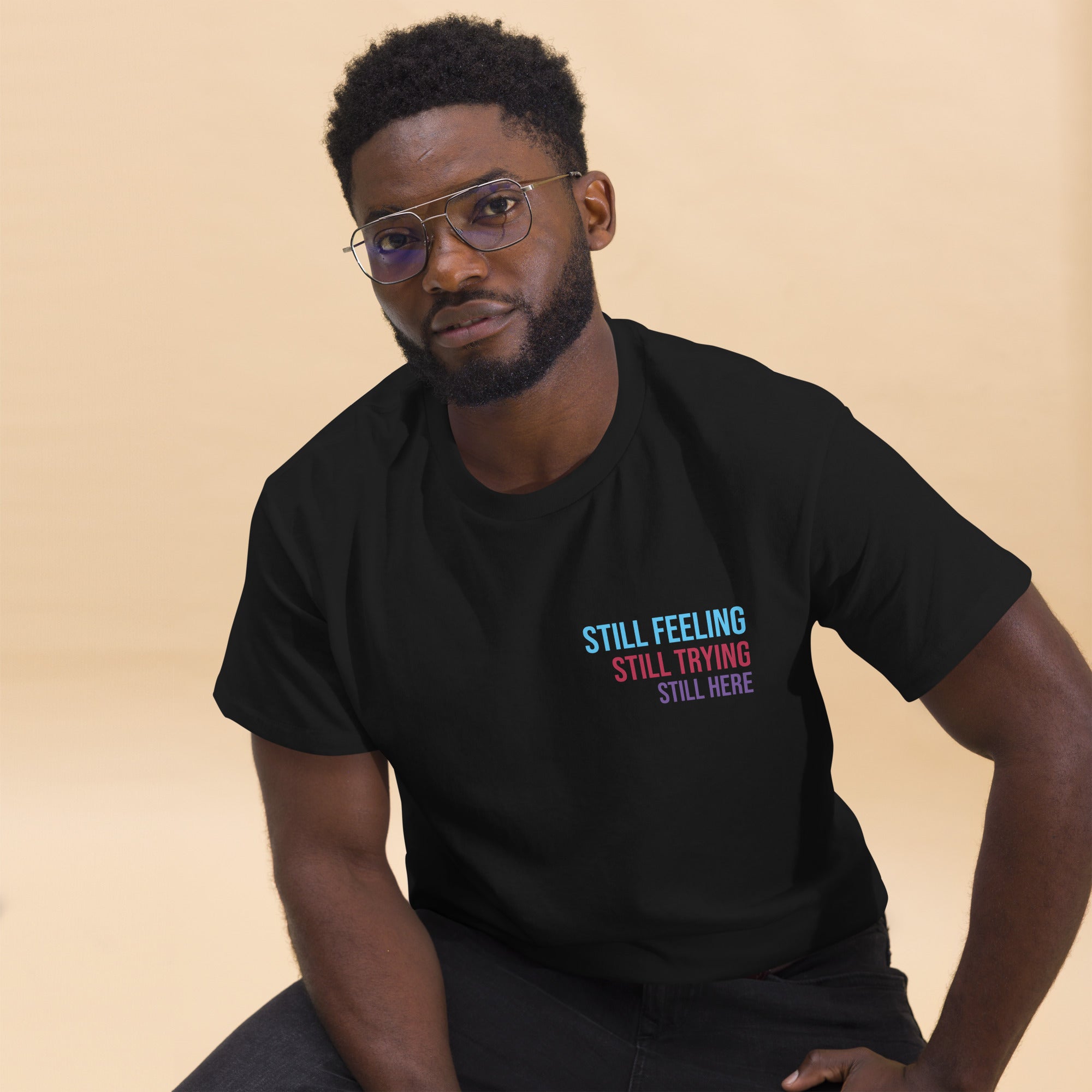 Still here T-Shirt – Schwarz, Frontansicht von Mann getragen, close up | D42 Multiverse