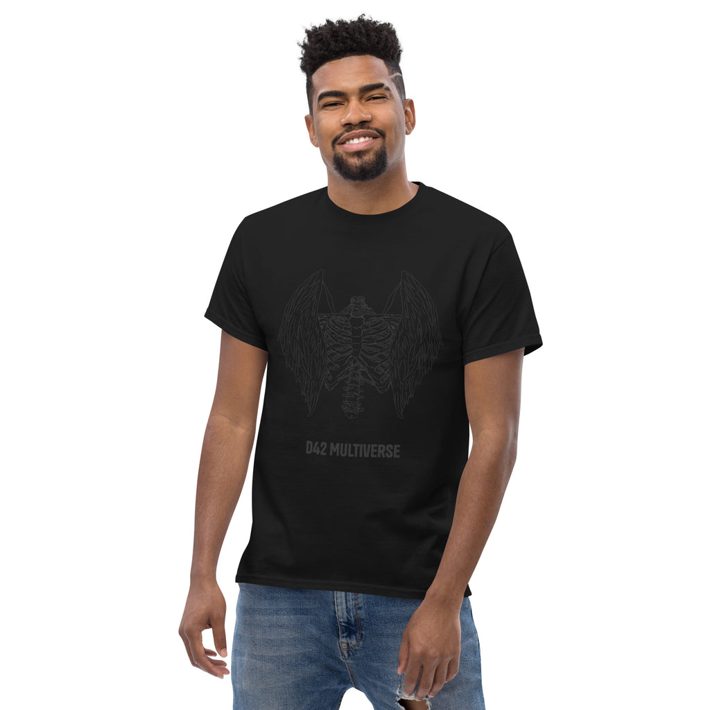 Winged Bones T-Shirt – von Mann getragen, Schwarz, Frontansicht Flügel-Design und knöcherndem Brustkorb | D42 Multiverse