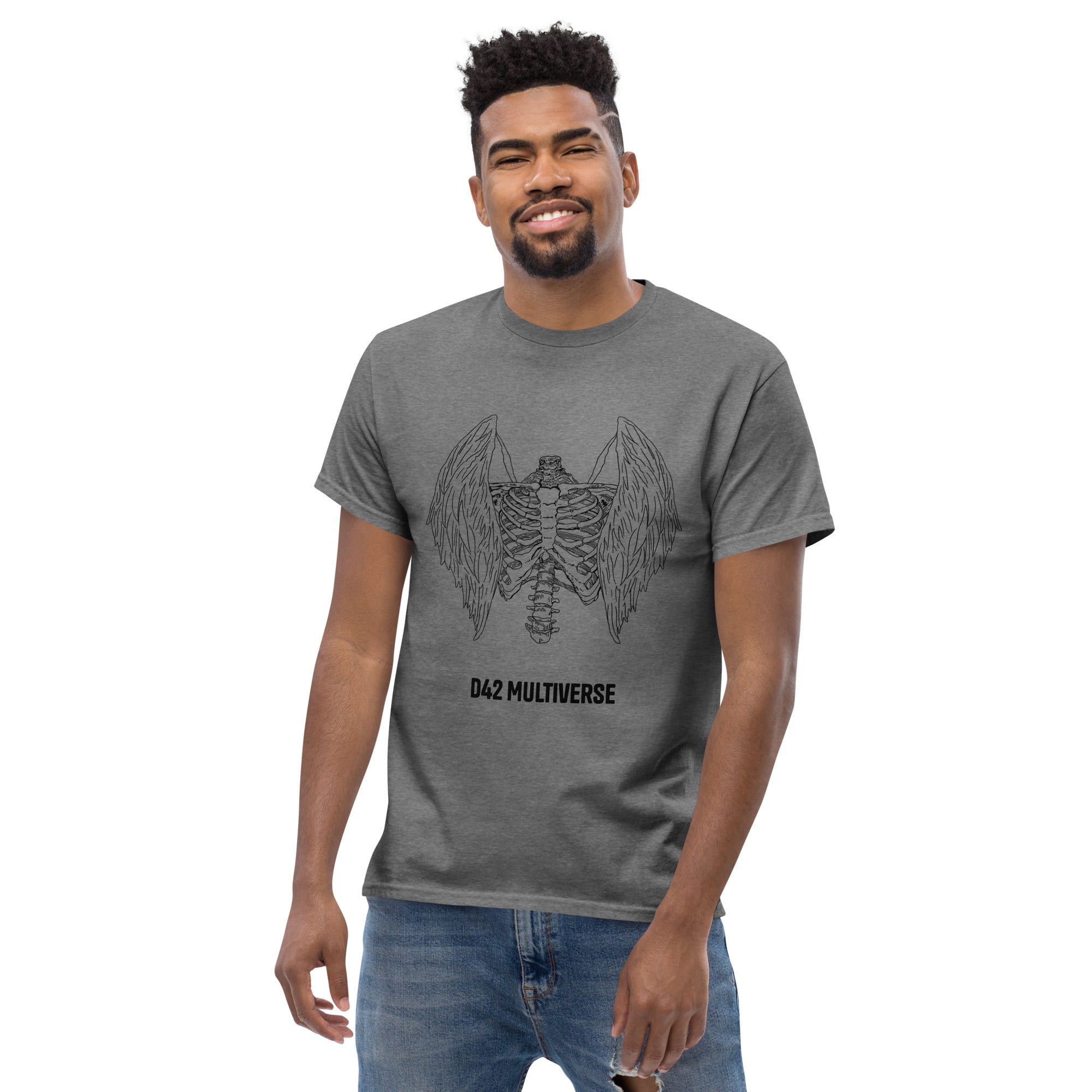 Winged Bones T-Shirt – von Mann getragen, Grau, Frontansicht Flügel-Design und knöcherndem Brustkorb | D42 Multiverse