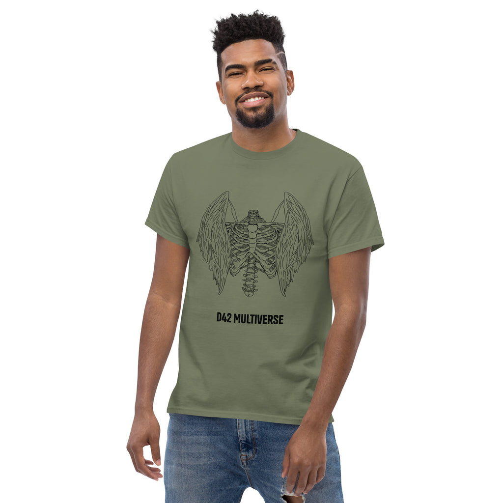 Winged Bones T-Shirt – von Mann getragen, Militärgrün, Frontansicht Flügel-Design und knöcherndem Brustkorb | D42 Multiverse