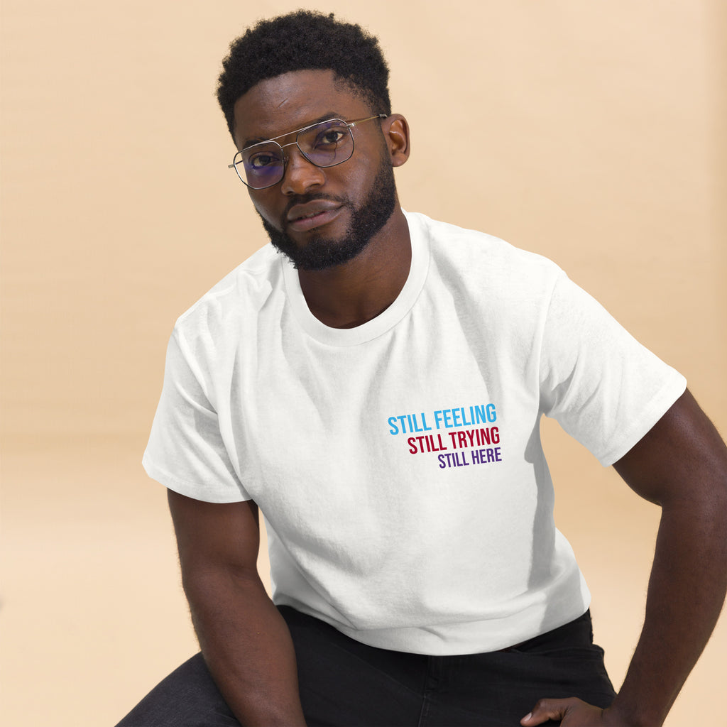 Still here T-Shirt – Weiß, Frontansicht von Mann getragen, close up | D42 Multiverse