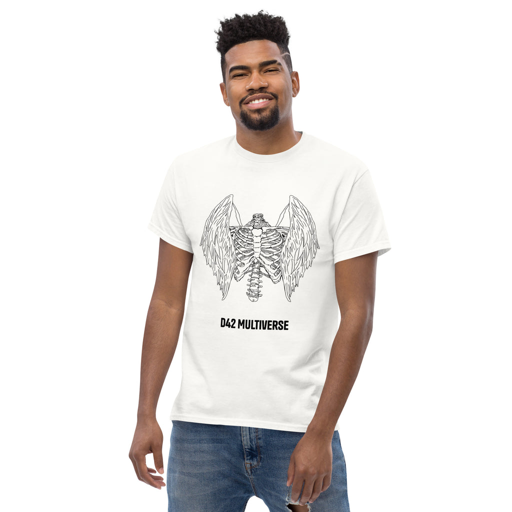 Winged Bones T-Shirt – von Mann getragen, Weiß, Frontansicht Flügel-Design und knöcherndem Brustkorb | D42 Multiverse