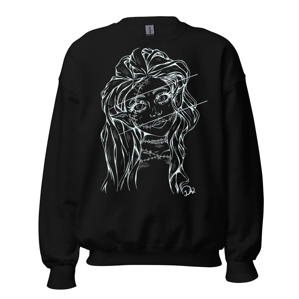 D42 Pullover mit großer weißer Linienillustration einer Elfenfigur mit langen Haaren und rissartig durchzogenem Gesicht auf der Vorderseite schwarz getragen