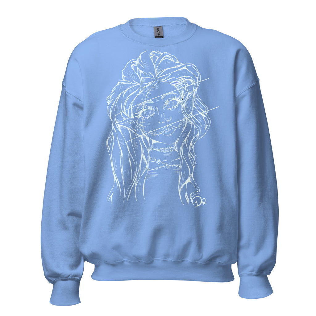 D42 Pullover mit großer weißer Linienillustration einer Elfenfigur mit langen Haaren und rissartig durchzogenem Gesicht auf der Vorderseite hellblau getragen
