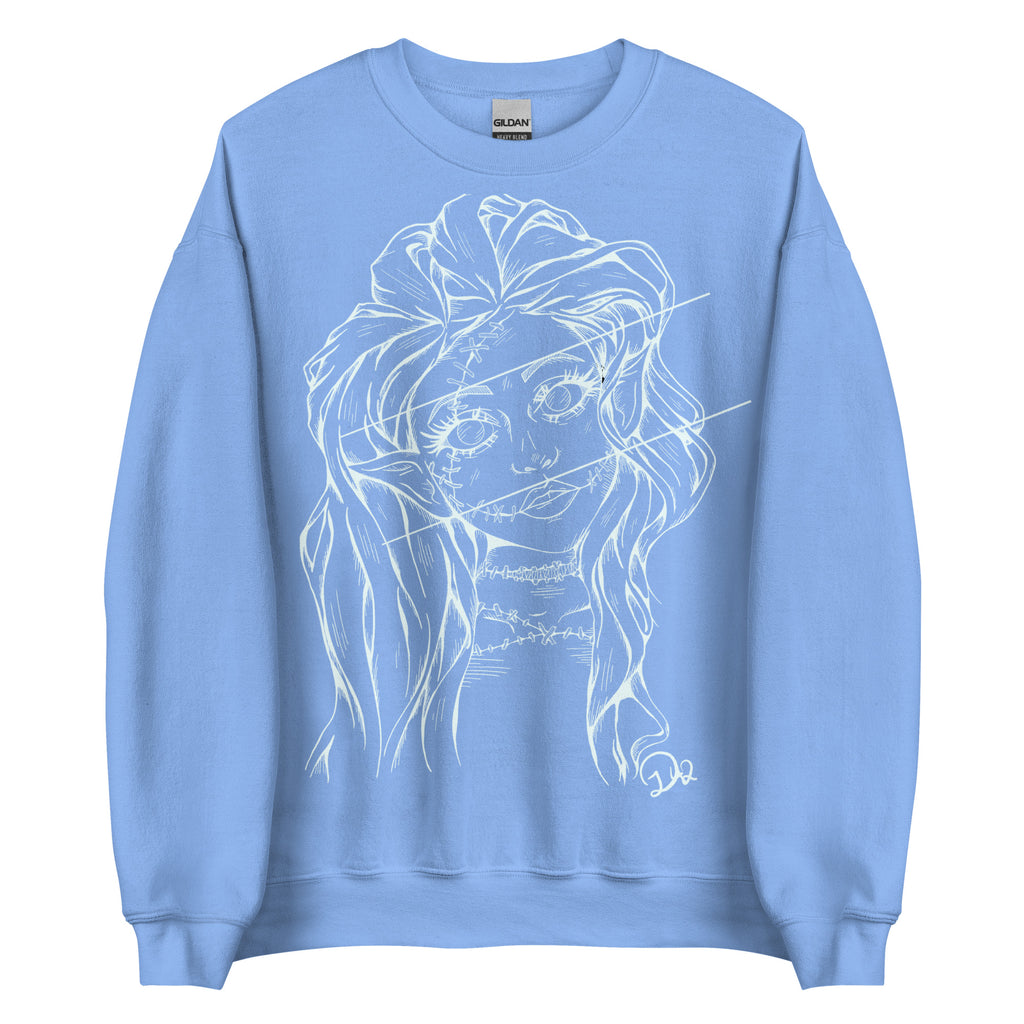 D42 Pullover mit großer weißer Linienillustration einer Elfenfigur mit langen Haaren und rissartig durchzogenem Gesicht auf der Vorderseite hellblau lang