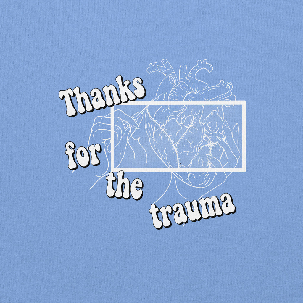 D42 Sweatshirt mit anatomischer Herzillustration und weißem „Thanks for the trauma“-Schriftzug auf der Vorderseite - Nahaufnahme Print  hellblau
