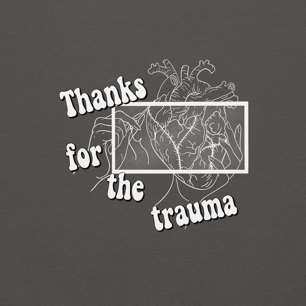 D42 Sweatshirt mit anatomischer Herzillustration und weißem „Thanks for the trauma“-Schriftzug auf der Vorderseite - Nahaufnahme Print  charcoal