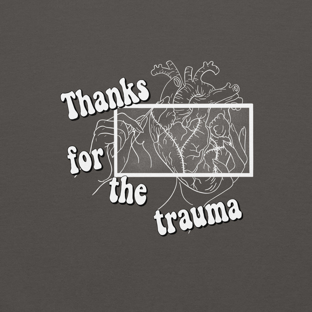 D42 Sweatshirt mit anatomischer Herzillustration und weißem „Thanks for the trauma“-Schriftzug auf der Vorderseite - Nahaufnahme Print  charcoal