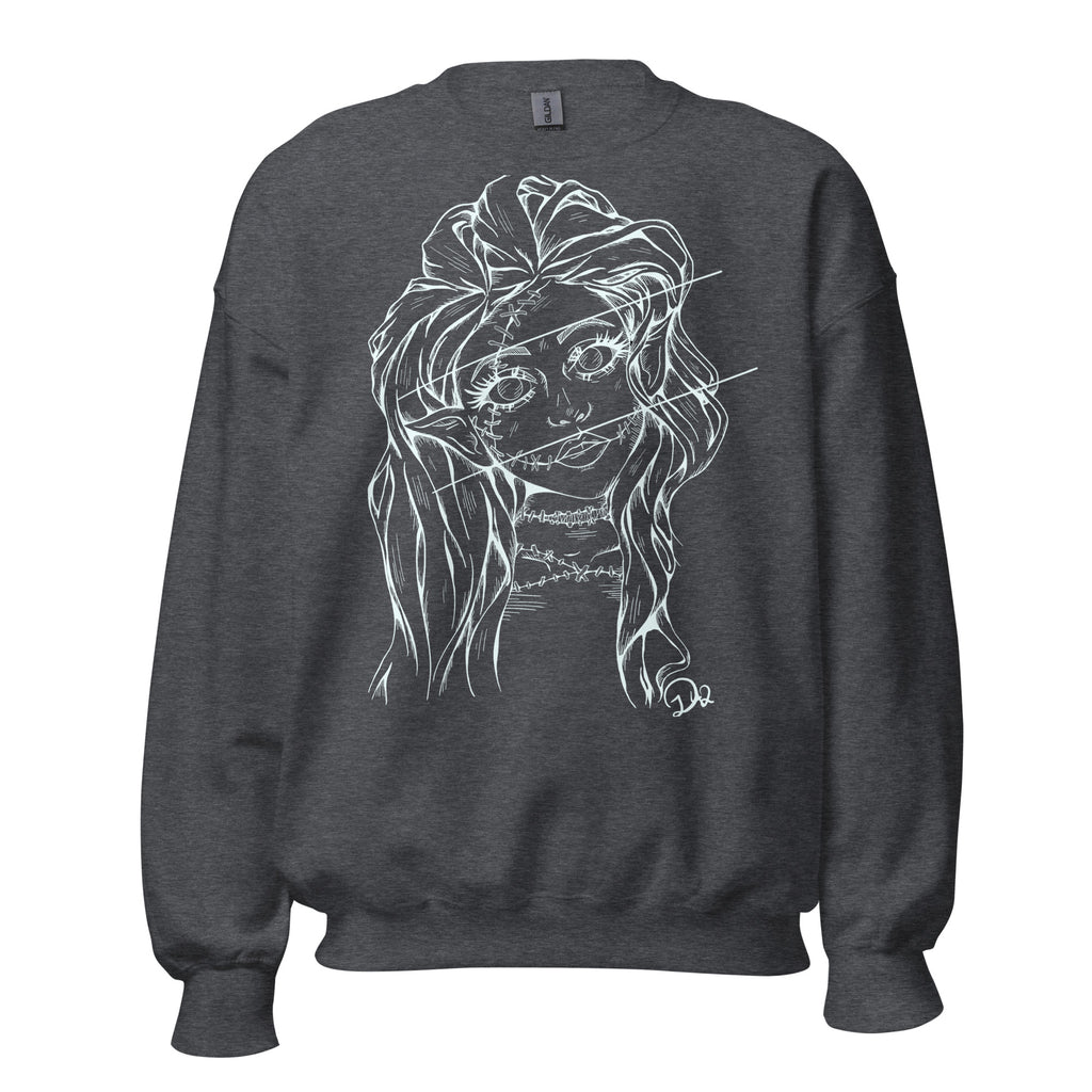 D42 Pullover mit großer weißer Linienillustration einer Elfenfigur mit langen Haaren und rissartig durchzogenem Gesicht auf der Vorderseite dunkelgrau getragen
