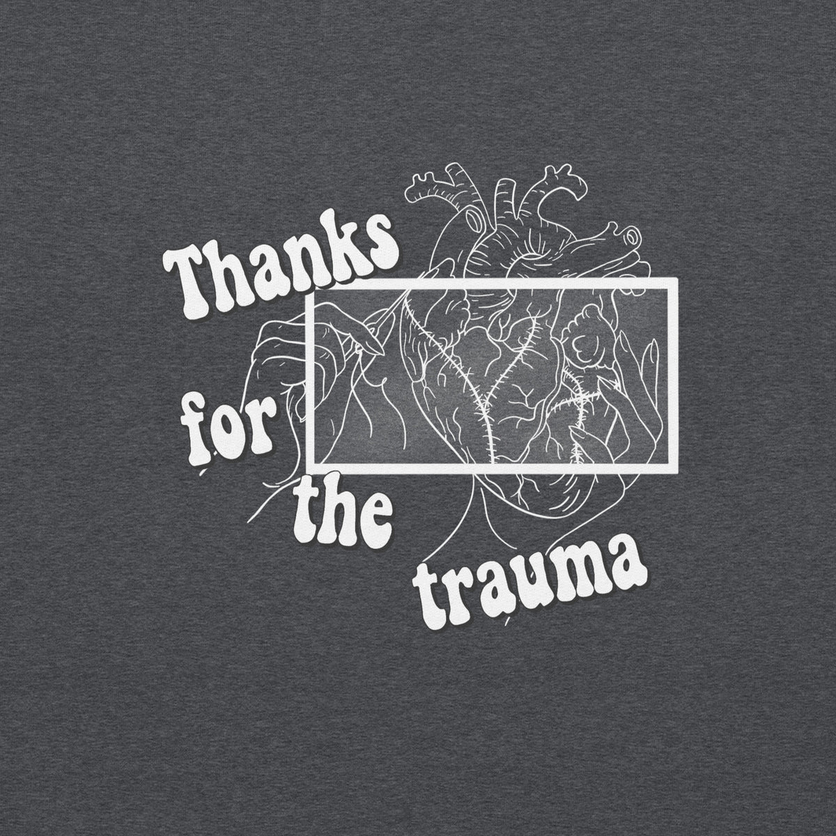 D42 Sweatshirt mit anatomischer Herzillustration und weißem „Thanks for the trauma“-Schriftzug auf der Vorderseite - Nahaufnahme Print  dunkelgrau
