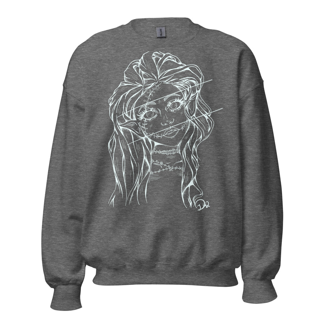 D42 Pullover mit großer weißer Linienillustration einer Elfenfigur mit langen Haaren und rissartig durchzogenem Gesicht auf der Vorderseite hellgrau getragen
