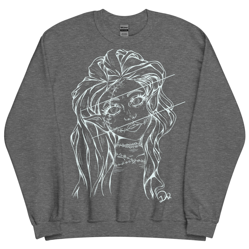 D42 Pullover mit großer weißer Linienillustration einer Elfenfigur mit langen Haaren und rissartig durchzogenem Gesicht auf der Vorderseite hellgrau