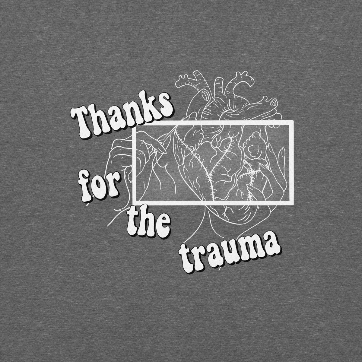 D42 Sweatshirt mit anatomischer Herzillustration und weißem „Thanks for the trauma“-Schriftzug auf der Vorderseite - Nahaufnahme Print  grau